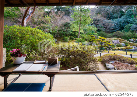 京都 Seiren In Kachoden花園景緻 名字簿和書桌 照片素材 圖片 圖庫