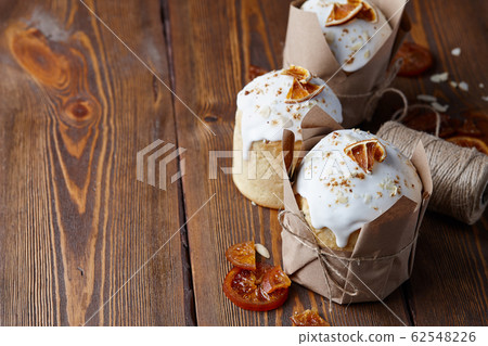 Easter cakes with candied fruits on wooden planks 62548226