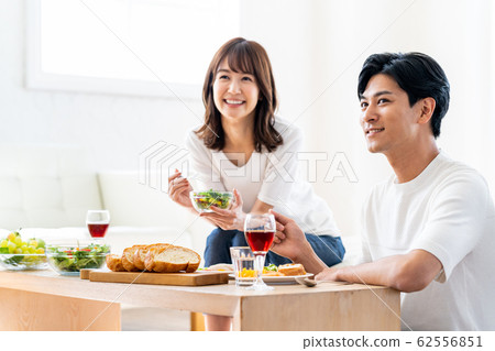 情侶/午餐/膳食/家庭/情侶/生活/生活方式 62556851