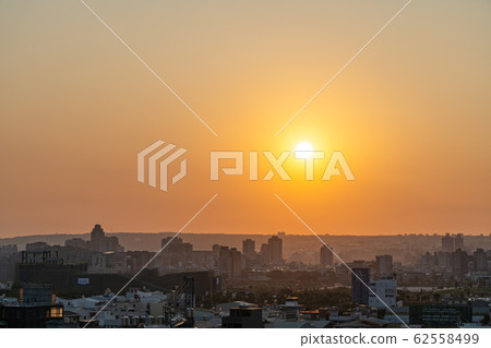 城市天際線日落多彩天空背景 城市天際線日落多彩天空背景 62558499