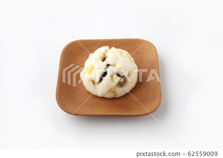 Onimanju wooden plate white background 62559009
