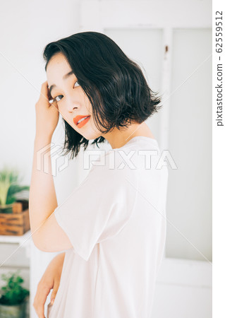 Young woman hairstyle short bob Young woman hairstyle short bob 62559512