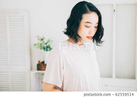 Young woman hairstyle short bob Young woman hairstyle short bob 62559514