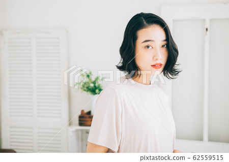 Young woman hairstyle short bob 62559515