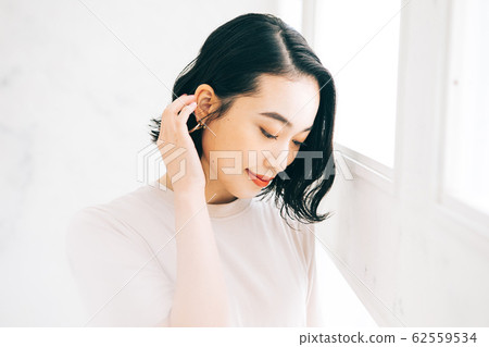 Young woman hairstyle short bob Young woman hairstyle short bob 62559534