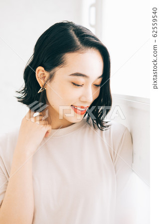Young woman hairstyle short bob Young woman hairstyle short bob 62559540