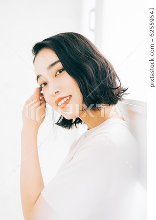 年輕女子髮型短鮑勃 年輕女子髮型短鮑勃 62559541