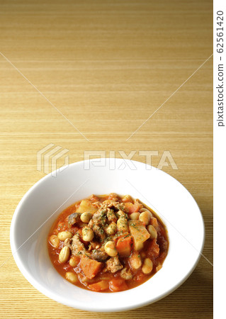 Pork and beans 62561420