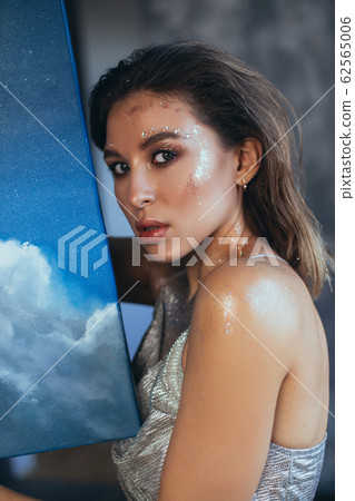 Woman artist with creative fantasy make up. 62565006
