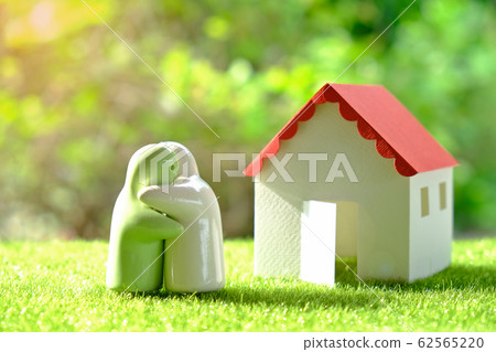 Hugging couple figure and red roof paper house Hugging couple figure and red roof paper house 62565220