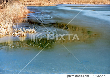 Expression of pond for winter 62565440