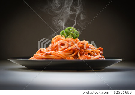 Spaghetti bolognese on black background / 62565696
