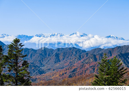 Autumn Hiuchiyama climbing (Northern Alps view from mountain trail) 62566015