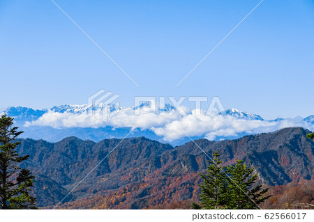 Autumn Hiuchiyama climbing (Northern Alps view from mountain trail) 62566017