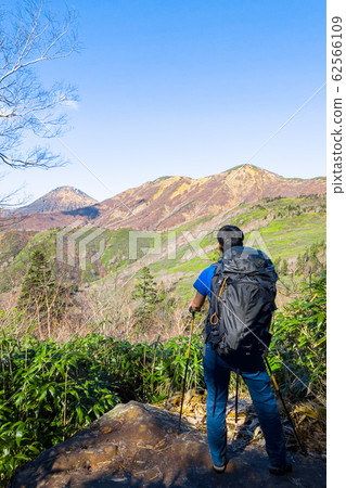 Autumn Hiuchiyama mountain climbing (view of Hiuchiyama and Yakeyama from mountain trail) 62566109
