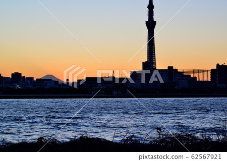 城市景觀:從荒川銀行看到的東京晴空塔和富士山的夜景 城市景觀:從荒川銀行看到的東京晴空塔和富士山的夜景 62567921