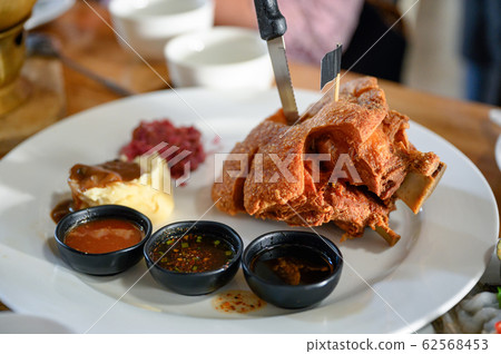Crispy roasted pork knuckle with mashed potatoes 62568453