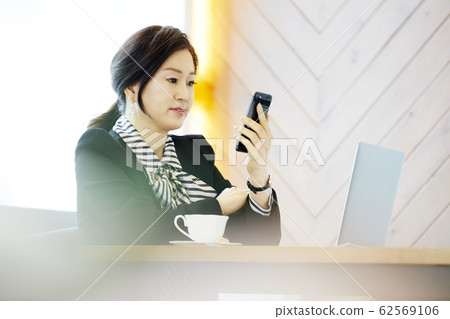 Business woman, business, CEO, President, representative, office, office, office, company 62569106