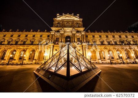 The Louvre Museum in the evening 62570372