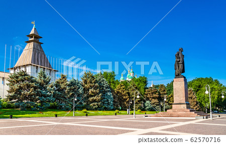 Statue of Vladimir Lenin in Astrakhan, Russia 62570716