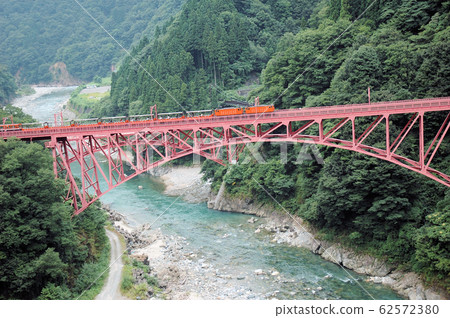 黑部峽谷鐵路穿越鐵橋富山縣黑部市 62572380