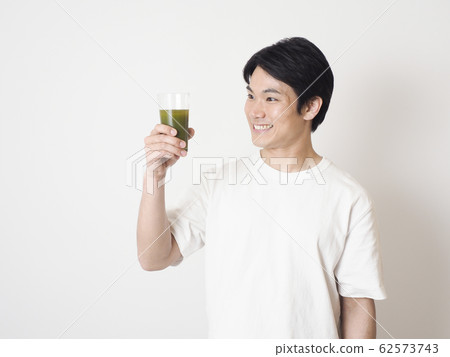 男性喝綠汁 男性喝綠汁 62573743
