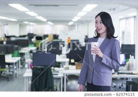 交錯工作工作方式改革商業女商人日本人生活方式咖啡清晨早晨 交錯工作工作方式改革商業女商人日本人生活方式咖啡清晨早晨 62574115