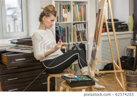 Portrait of a woman artist crayon painting in the Portrait of a woman artist crayon painting in the 62574283