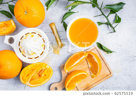 Freshly squeezed orange juice and citrus fruits 62575519