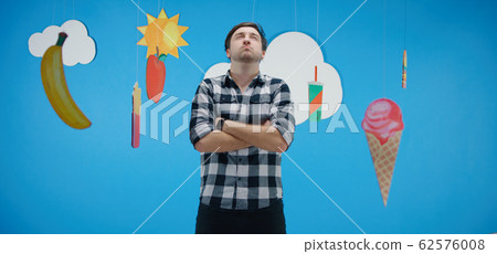 Man choosing unhealthy fast food 62576008