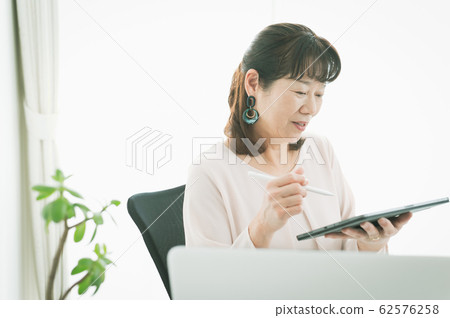 60多歲的女性 62576258