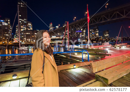 女人享受加拿大的夜景 女人享受加拿大的夜景 62578177