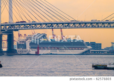 Yokohama cityscape in Japan A new coronavirus, Daikoku Wharf, and a cruise ship (sunset) with "isolation inside" continuing = taken on the 14th 62578803