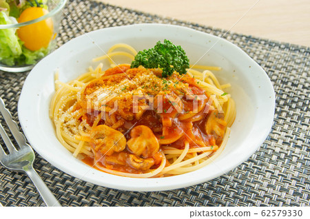 Mushroom tomato sauce pasta 62579330