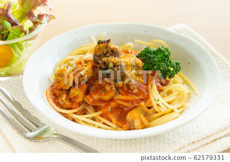 Mushroom tomato sauce pasta 62579331