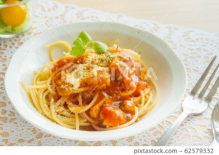 Mushroom tomato sauce pasta 62579332