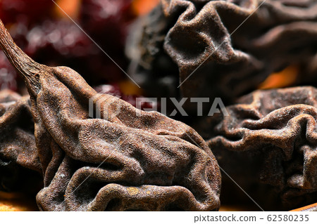 food as a background - whole grain wheat bagels 62580235