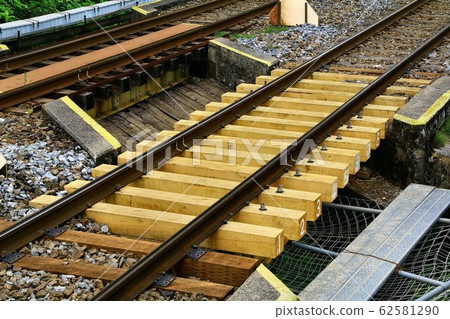 Garter and girder bridges and new sleepers 62581290