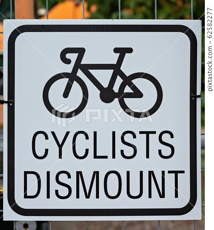 Cyclists Dismount Sign 62582277