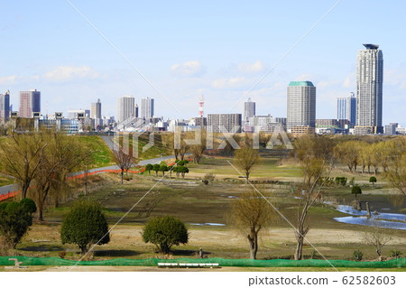 新東京都政府大樓關閉07遠景 颱風損壞 照片素材 圖片 圖庫