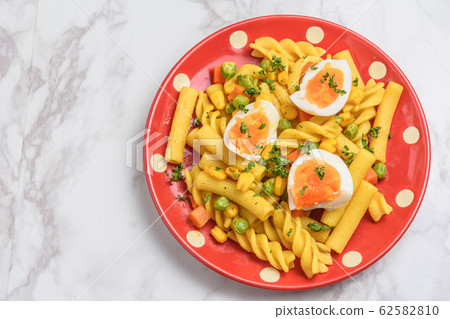 Curry flavor of short pasta 62582810
