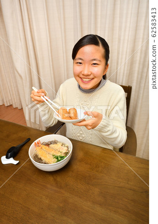 Girl eating New Year's Eve Soba (New Year's Eve) Girl eating New Year's Eve Soba (New Year's Eve) 62583413