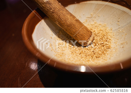 芝麻食物。用研缽和杵粉碎。 62585816