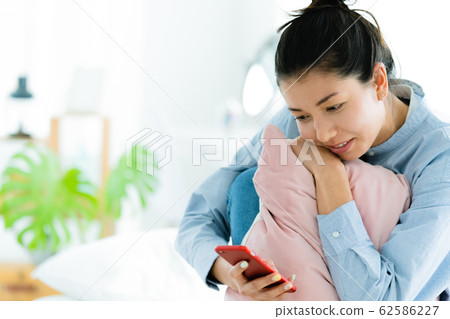 Woman smartphone relax Woman smartphone relax 62586227