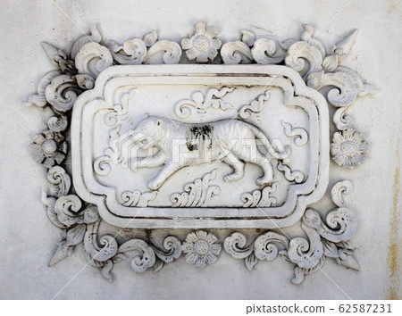 Stucco white sculpture decorative pattern wall 62587231
