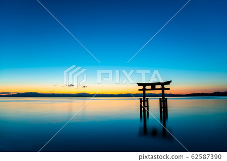 黎明時分在滋賀縣白石神社的鳥居湖 黎明時分在滋賀縣白石神社的鳥居湖 62587390
