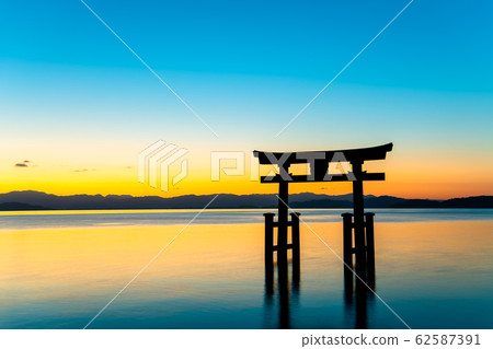 黎明時分在滋賀縣白石神社的鳥居湖 黎明時分在滋賀縣白石神社的鳥居湖 62587391