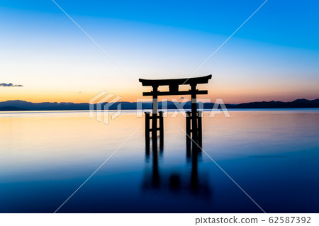 黎明時分在滋賀縣白石神社的鳥居湖 62587392