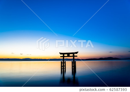 黎明時分在滋賀縣白石神社的鳥居湖 黎明時分在滋賀縣白石神社的鳥居湖 62587393