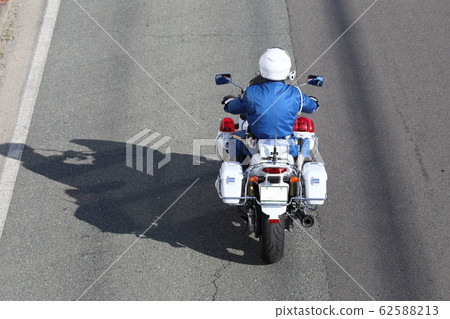 A police officer 62588213